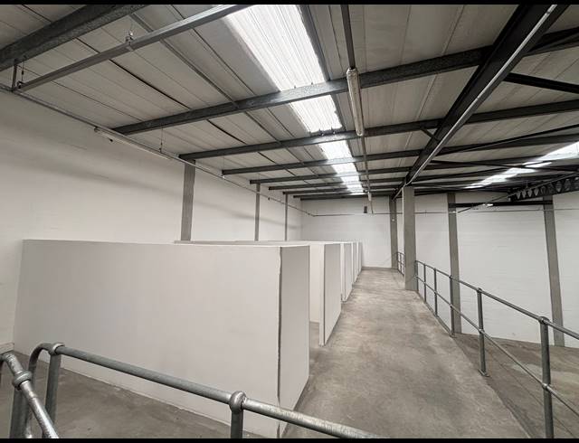 606M² WAREHOUSE TO LET IN STIKLAND INDUSTRIAL